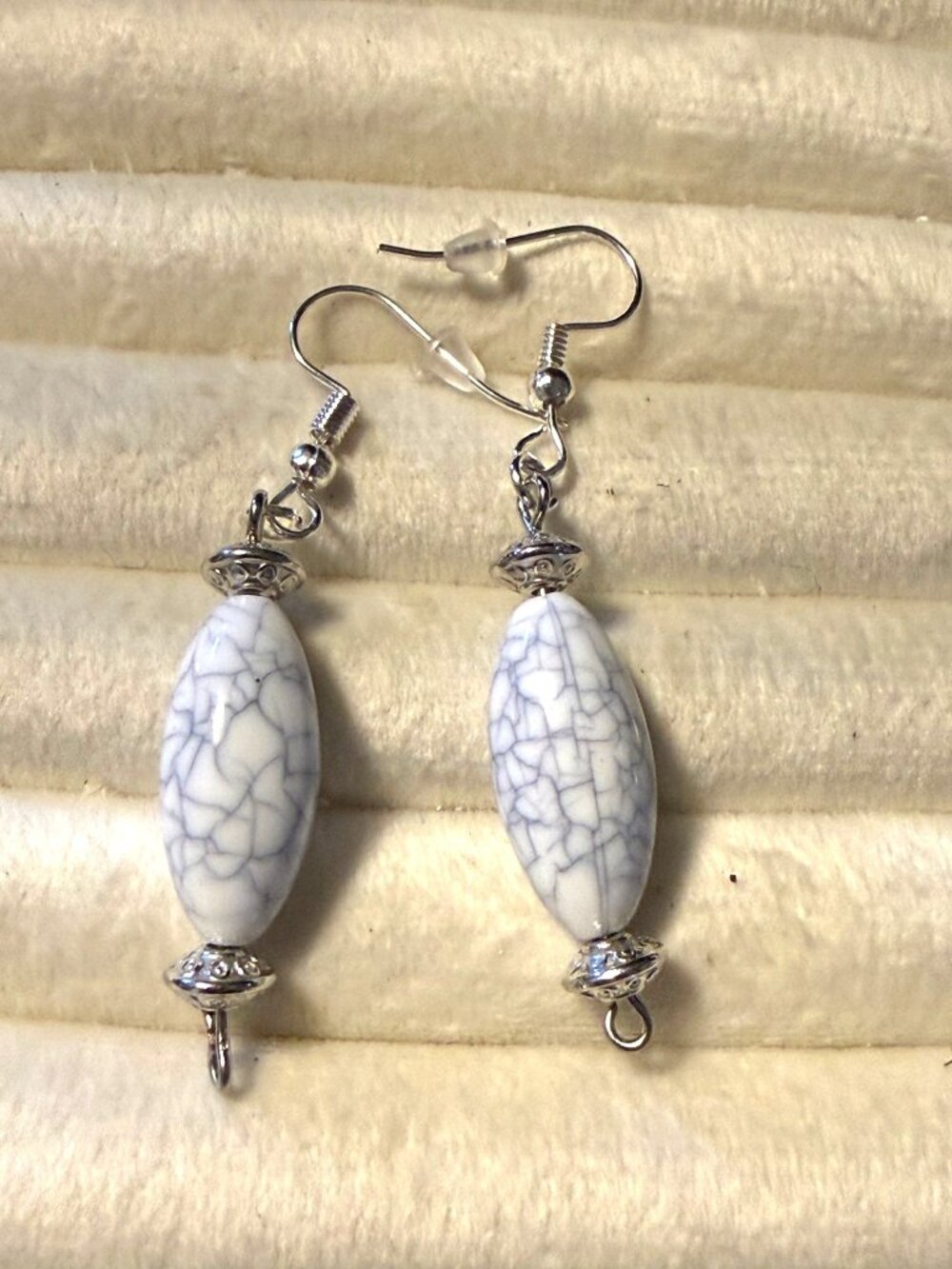 Journey in Bloom – Gray & White Crackle Beaded Earrings